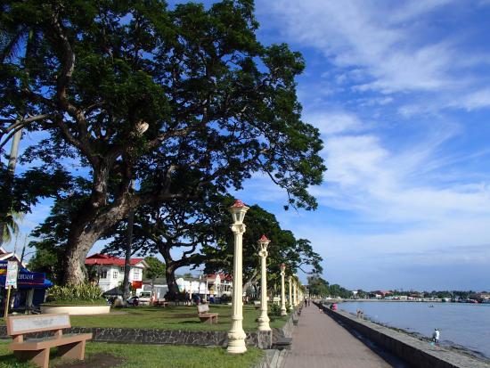 What to do in Dumaguete - A Walk on the Rizal